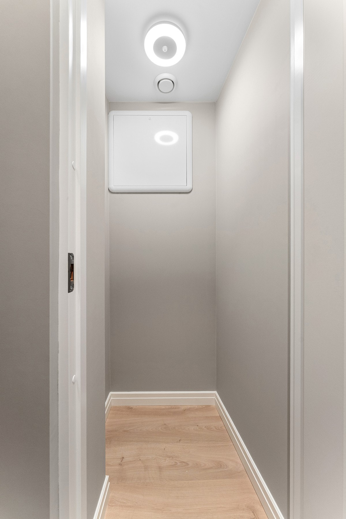 Praktisk innvendig bod med plass til utstyr og klær. Det er også klargjort for å etablere separat wc med avløp og vann. Galleribilde