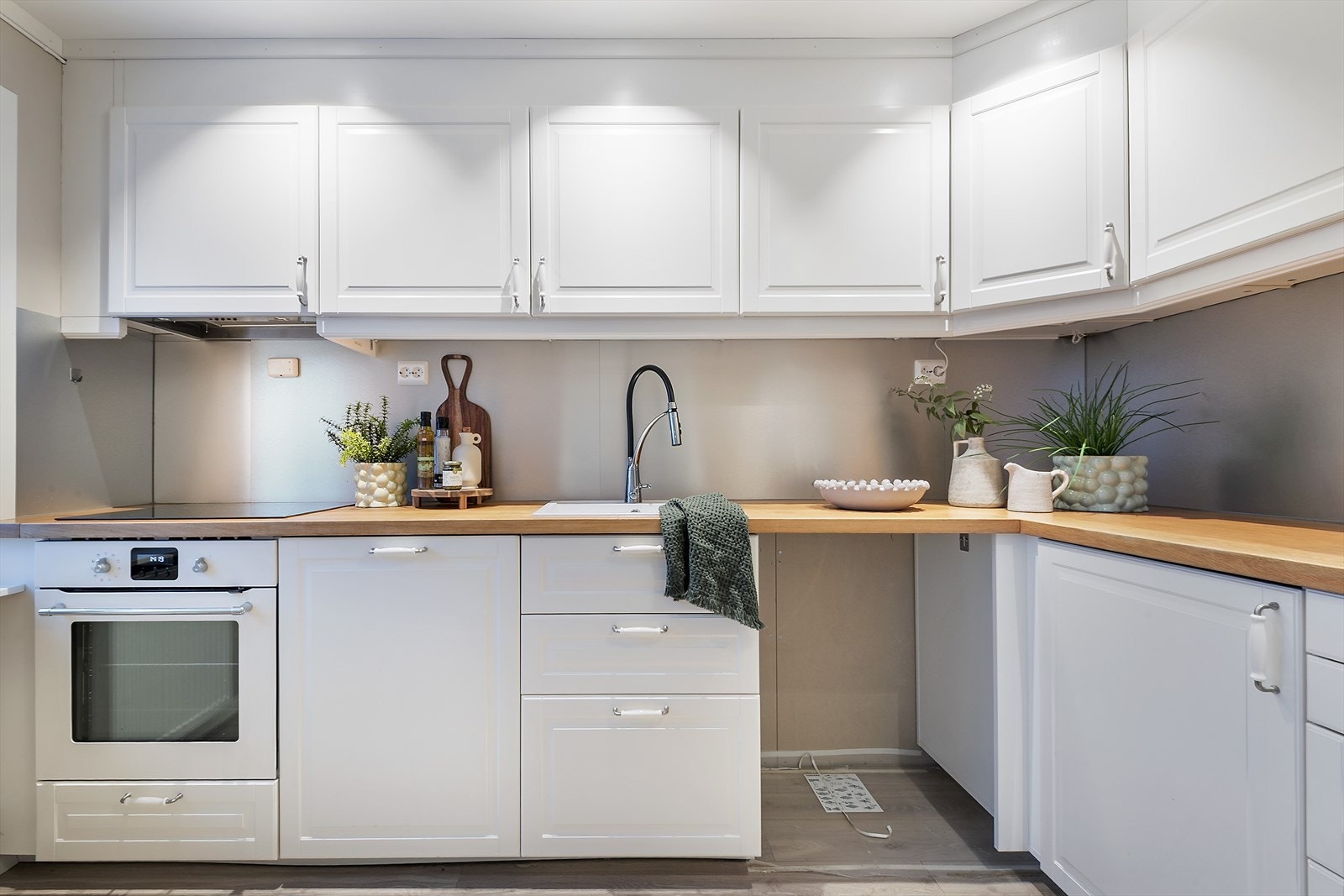 Kjøkkenet har profilerte fronter. Galleribilde