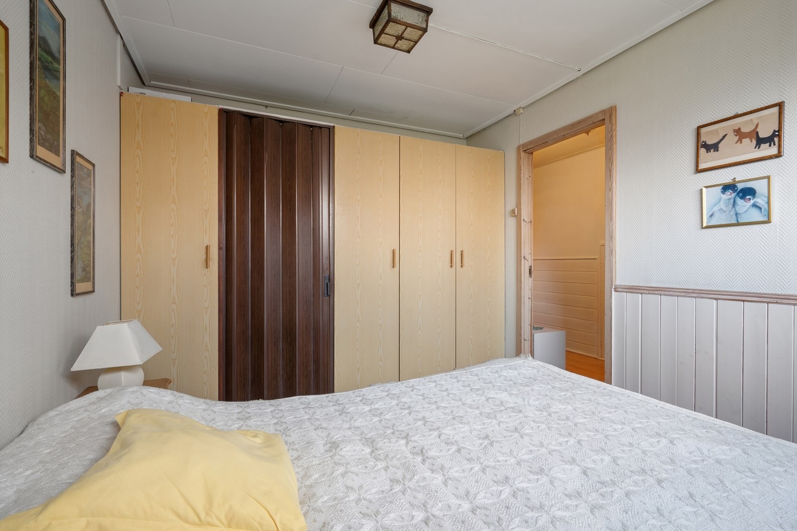 Soverom med garderobeskap. Galleribilde