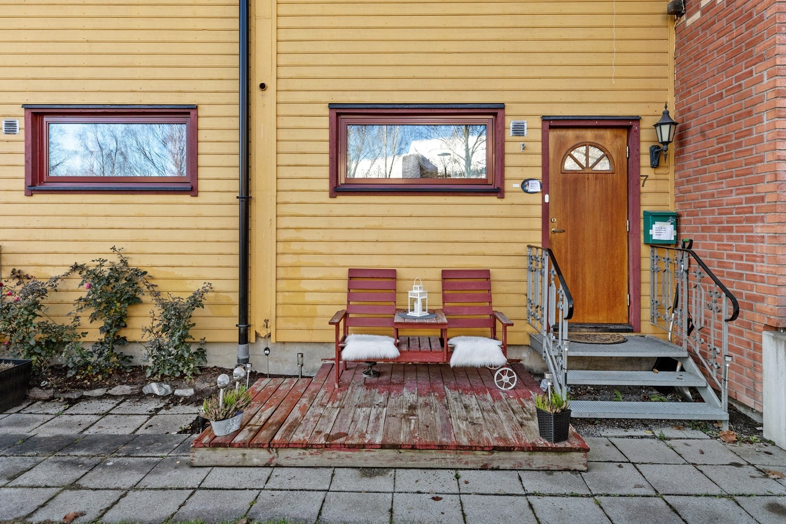 Ved inngangspartiet finner du en treplatting på 5 m². Galleribilde