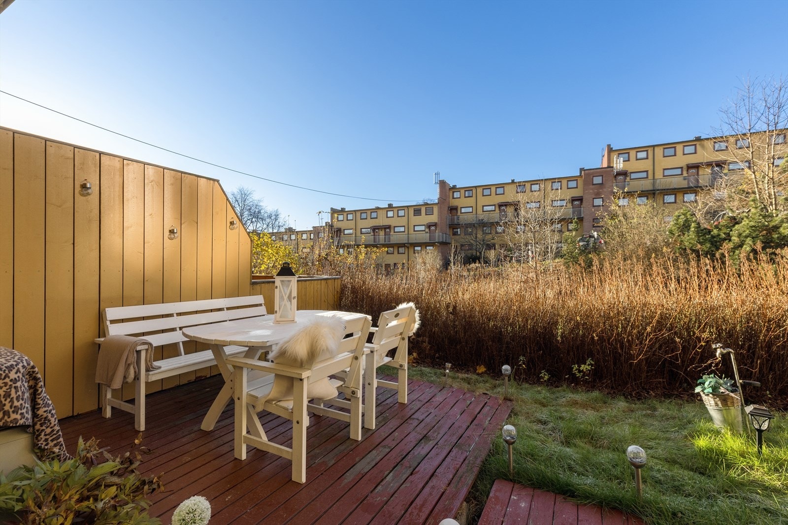 Uteplassen består av en vestvendt terrasseplatting på ca. 7 m² med tilgang til en hyggelig hageflekk. Galleribilde
