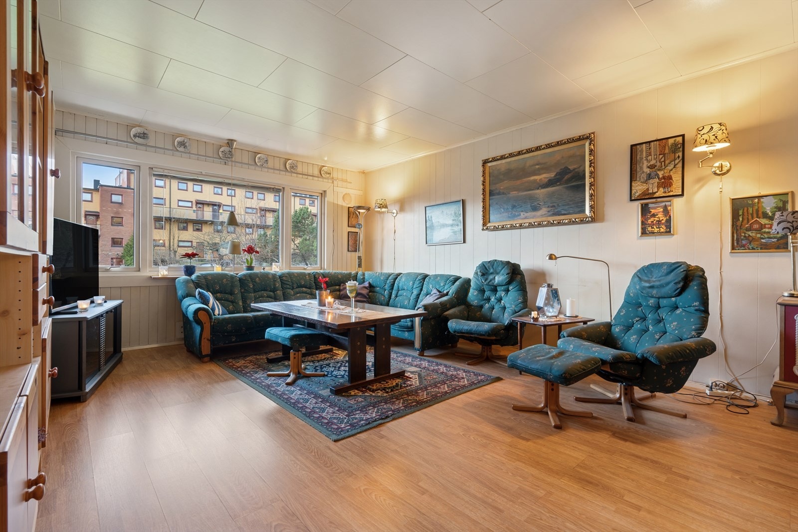 Store vindusflater gir godt lysinnslipp til stuen. Galleribilde