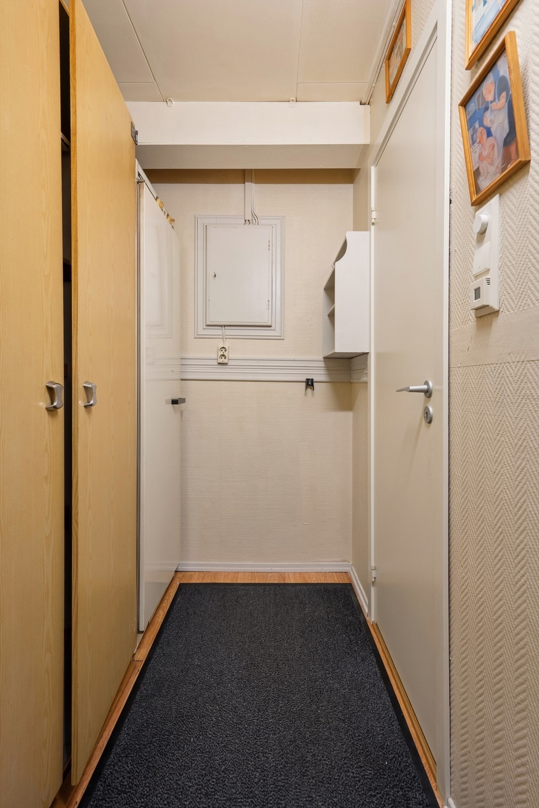 Gangen utenfor badet har godt med oppbevaringsplass Galleribilde