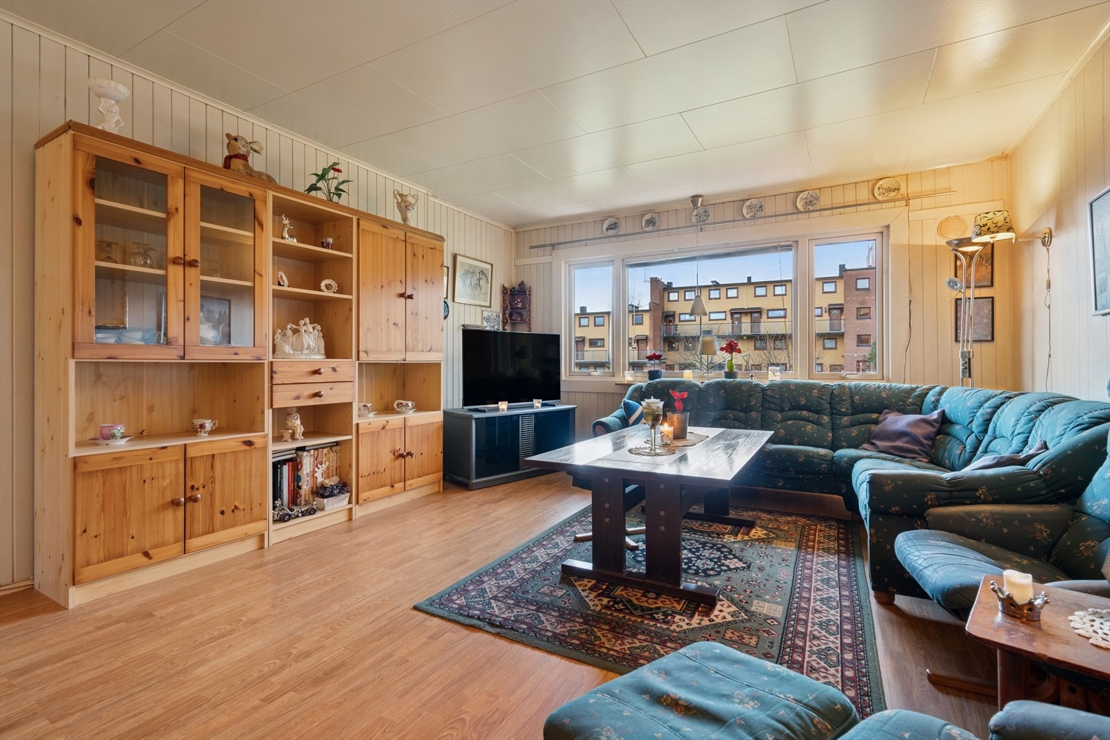 Romslig stueavdeling i andre etasje med god møbleringsfrihet. Galleribilde