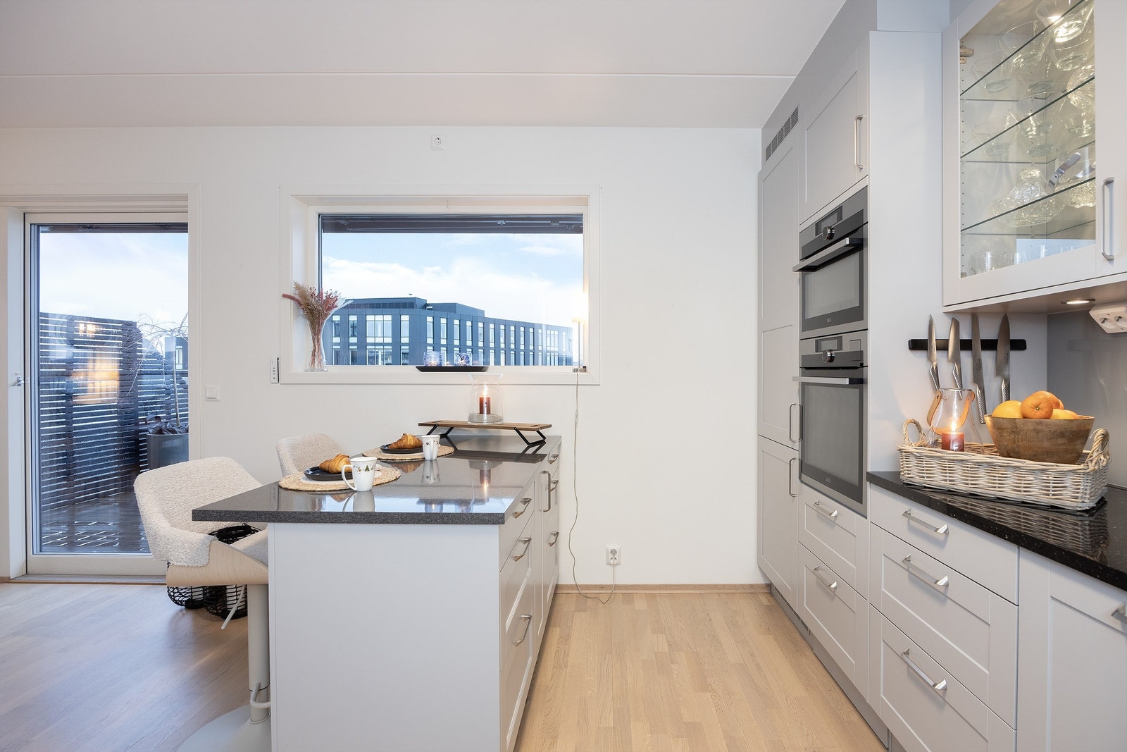 Kjøkkenet har en praktisk kjøkkenøy på hjul med laminat benkeplate og skuffer. Perfekt for oppbevaring og en god arbeidsbenk for matlaging. Galleribilde