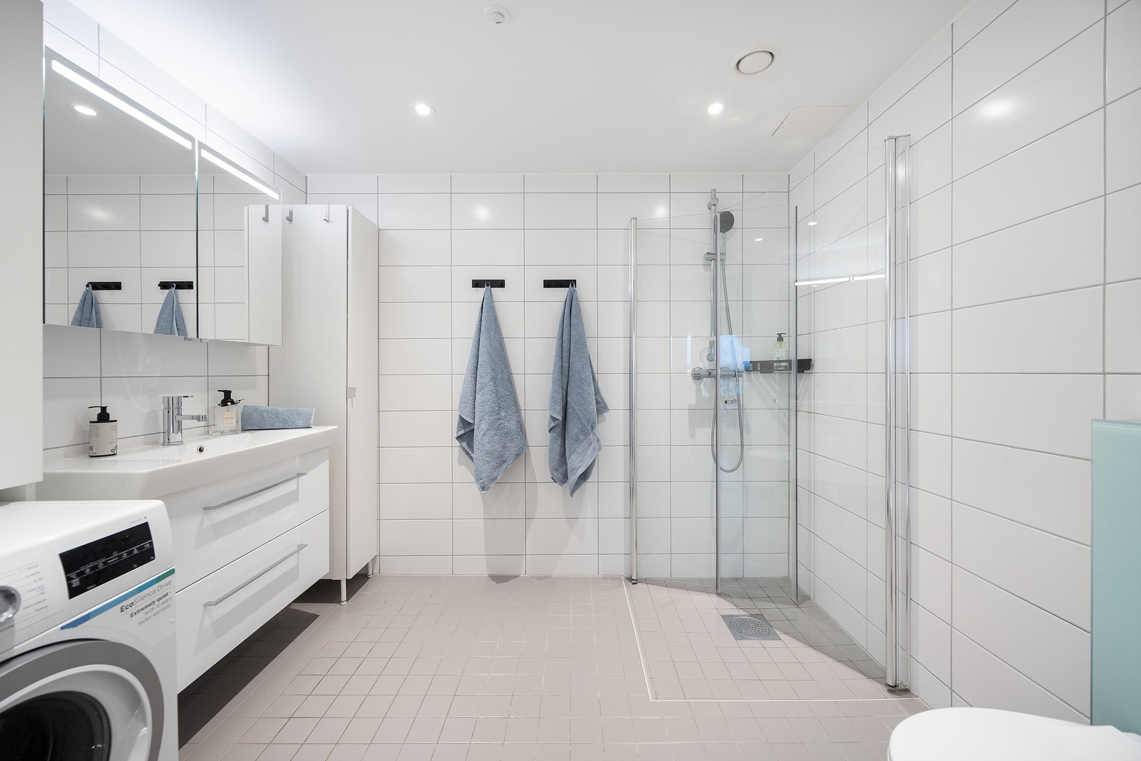 Badet er flislagt på gulv og vegger med vannbåren varme. Galleribilde