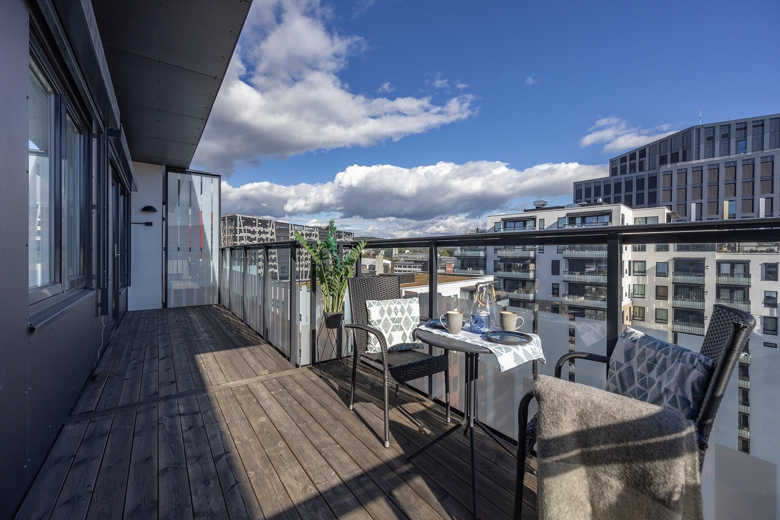 Balkongen er av god størrelse, og er en herlig plass å nyte årets varmere dager. Galleribilde