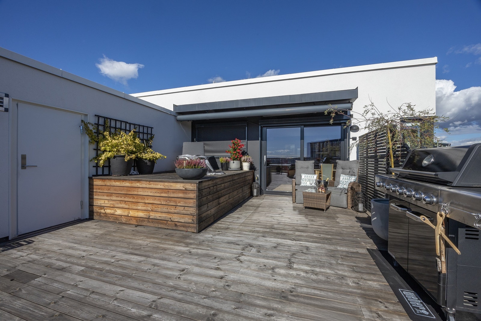 Det er også en praktisk utebod på 4 m², perfekt for å oppbevare utstyr med enkel tilgjengelighet. Galleribilde