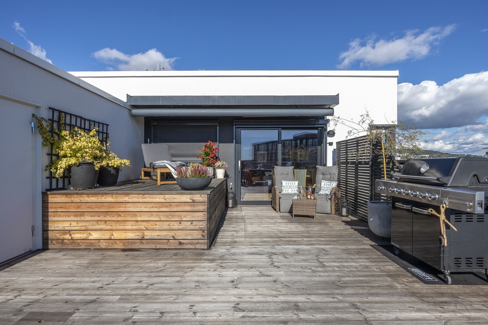 Takterrassen er av god størrelse med plass til diverse utemøblement- alt etter eget ønske og behov. Galleribilde