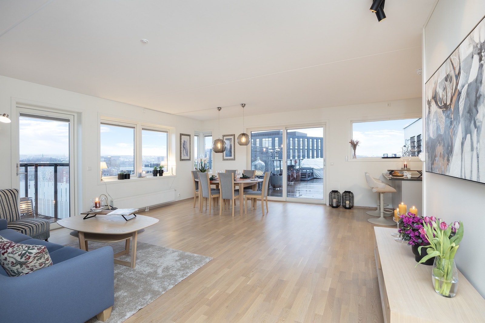 Rommet har rikelig med lysinnslipp fra store vindusflater fra flere sider, som skaper en åpen og luftig romfølelse. Galleribilde