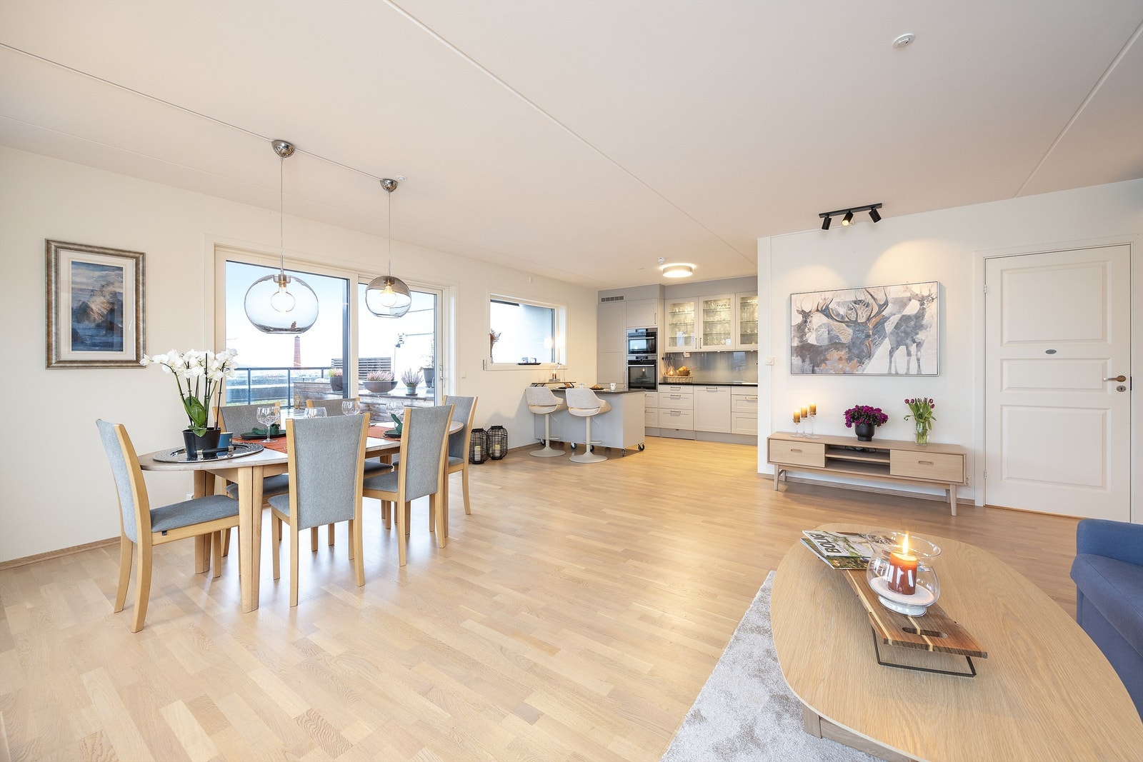 Fra stuen er det utgang til både takterrassen og balkongen. Galleribilde