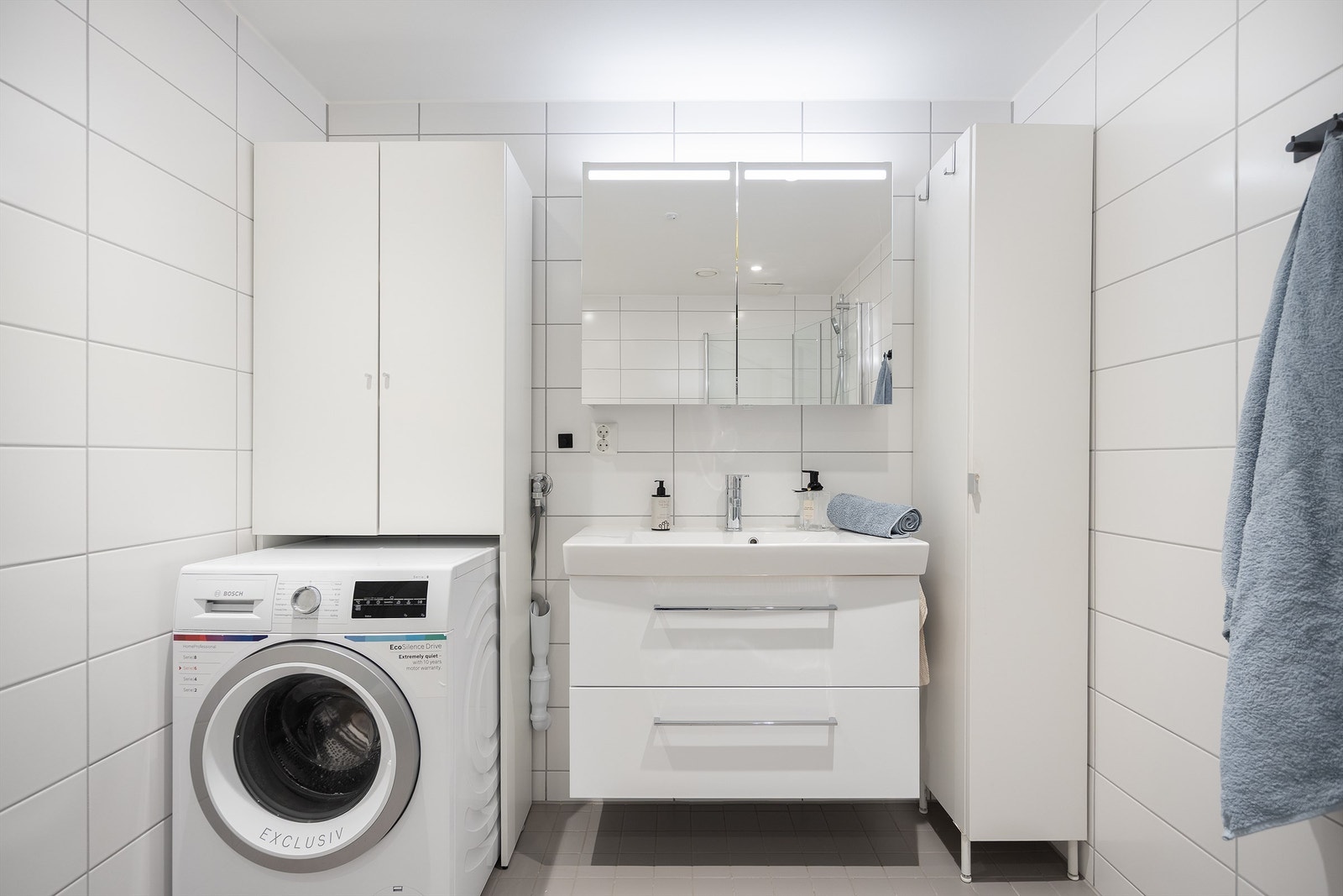 Det er både plass og opplegg for vaskemaskin i nisje innredning. Galleribilde