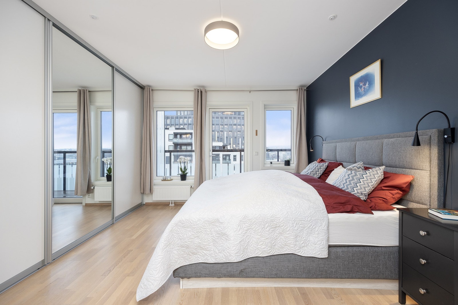 Soverommet har også en egen utgang til boligens herlige balkong. Galleribilde