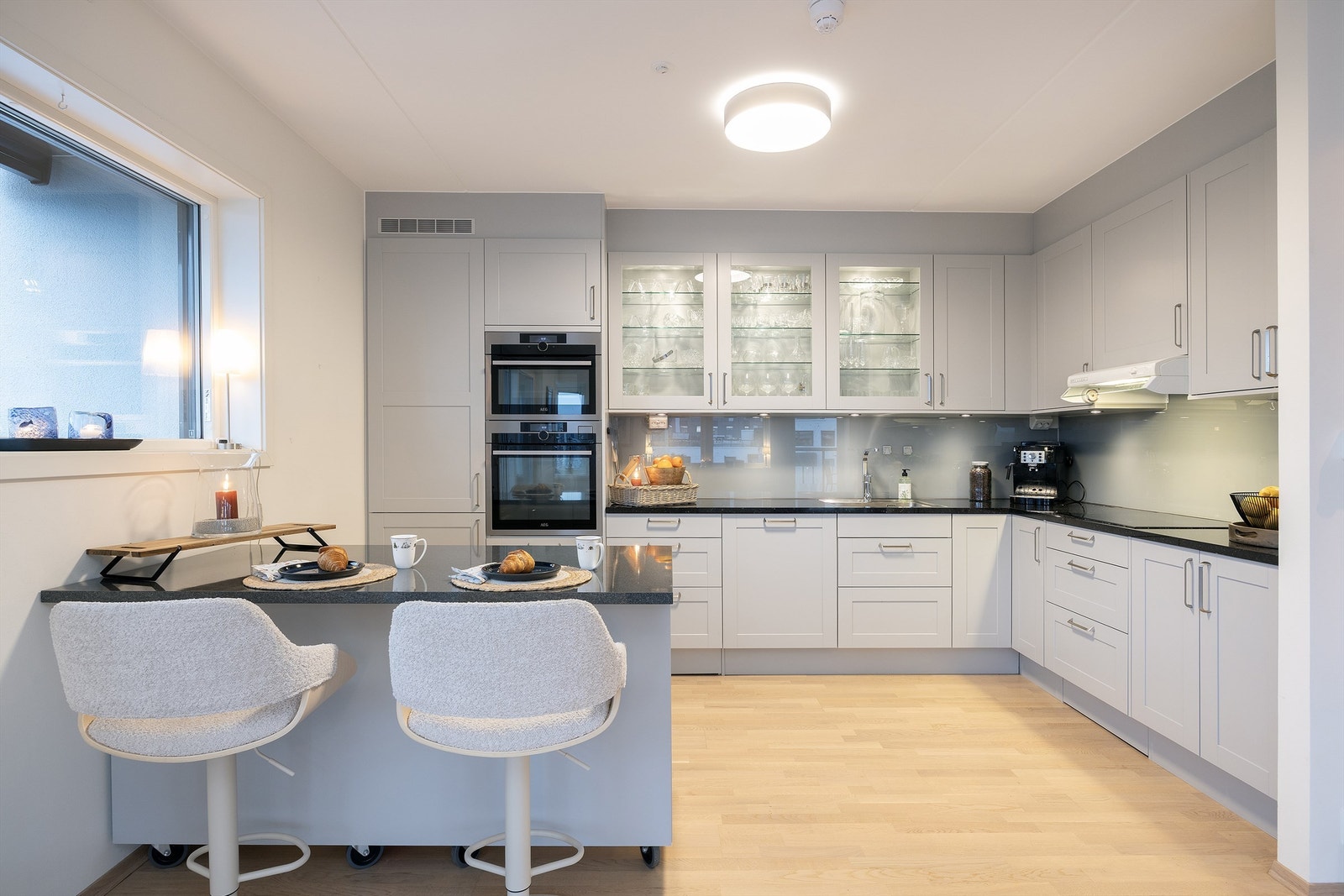 Kjøkkeninnredningen er stilren og lekker med profilerte fronter og benkeplate av granittstein. Galleribilde