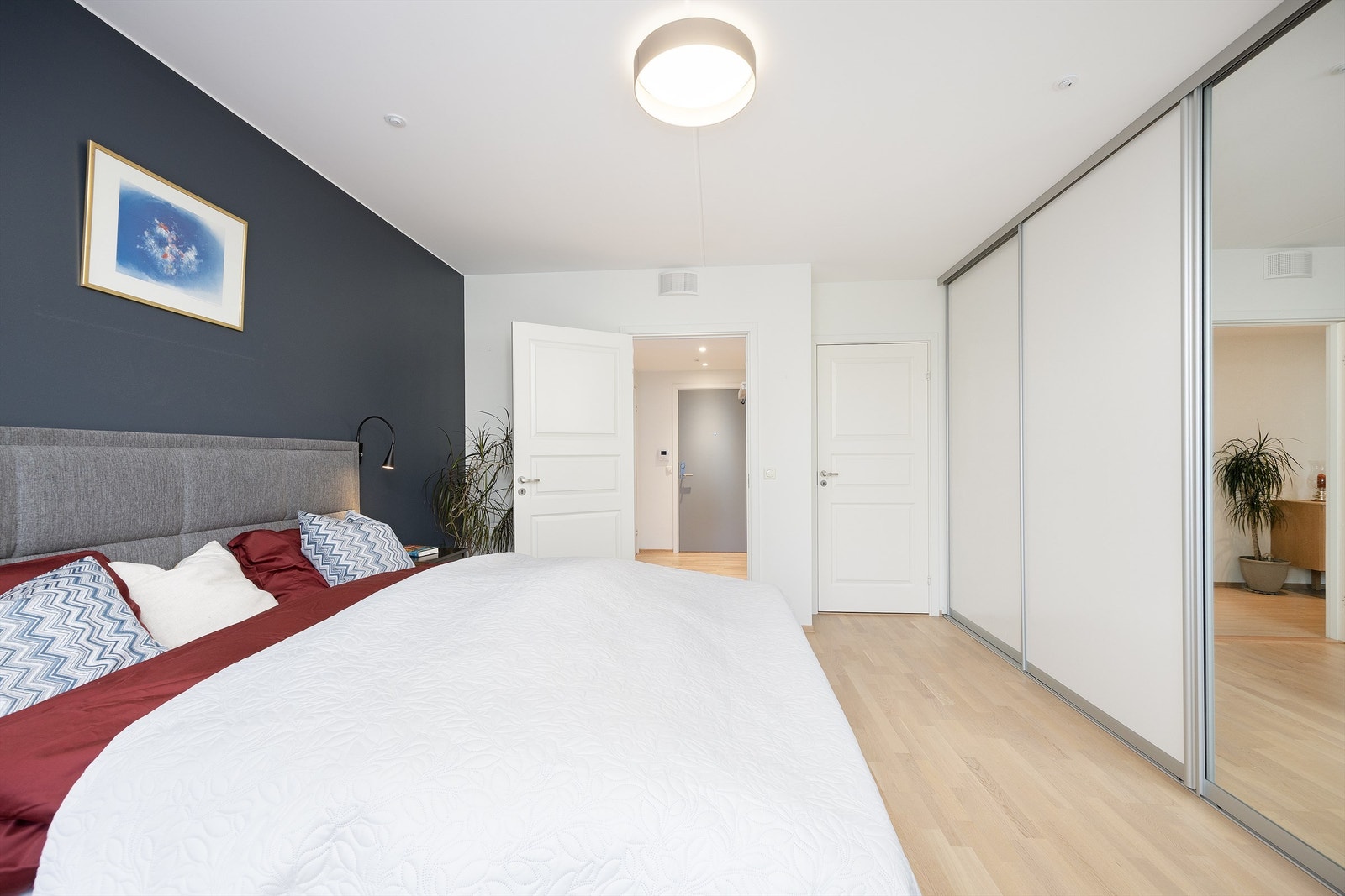 Det er også rikelig med oppbevaringsplass i en romslig skyvedørsgarderobe. På soverommet er det også et eget en-suite bad. Galleribilde