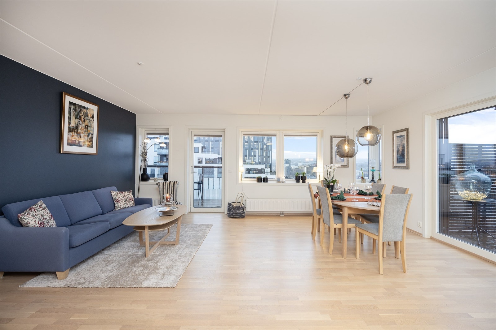 Stuen er av god størrelse med plass til sofa, salongbord og TV-seksjon. Galleribilde