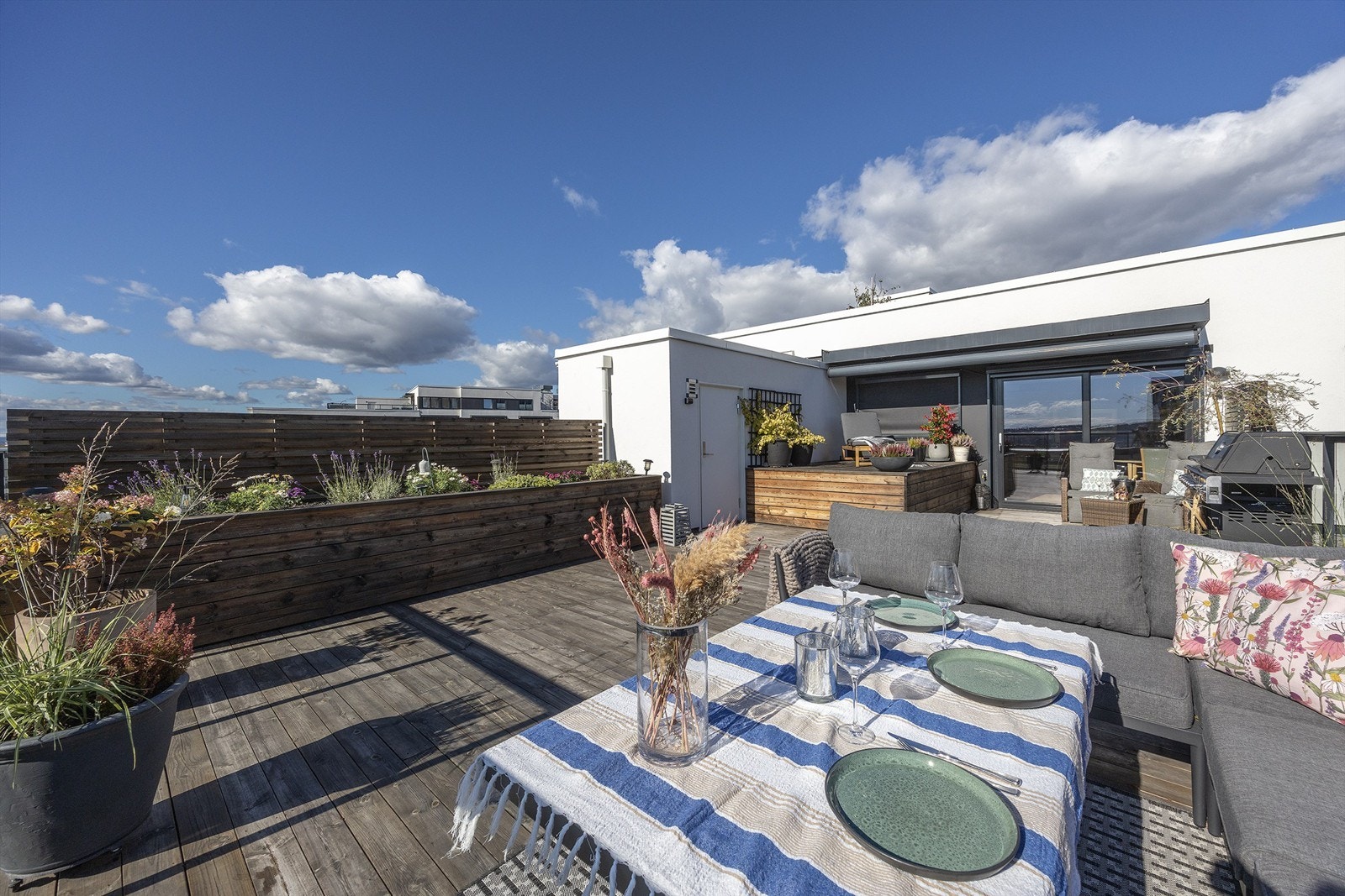 Her er det gode solforhold, perfekt for å nyte årets varmere dager i eget hjem. Galleribilde