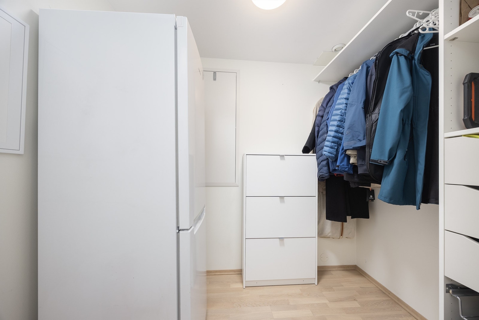 Boden har rikelig med oppbevaringsplass- perfekt for å ha sesongtøy og utstyr med enkel tilgang. Galleribilde