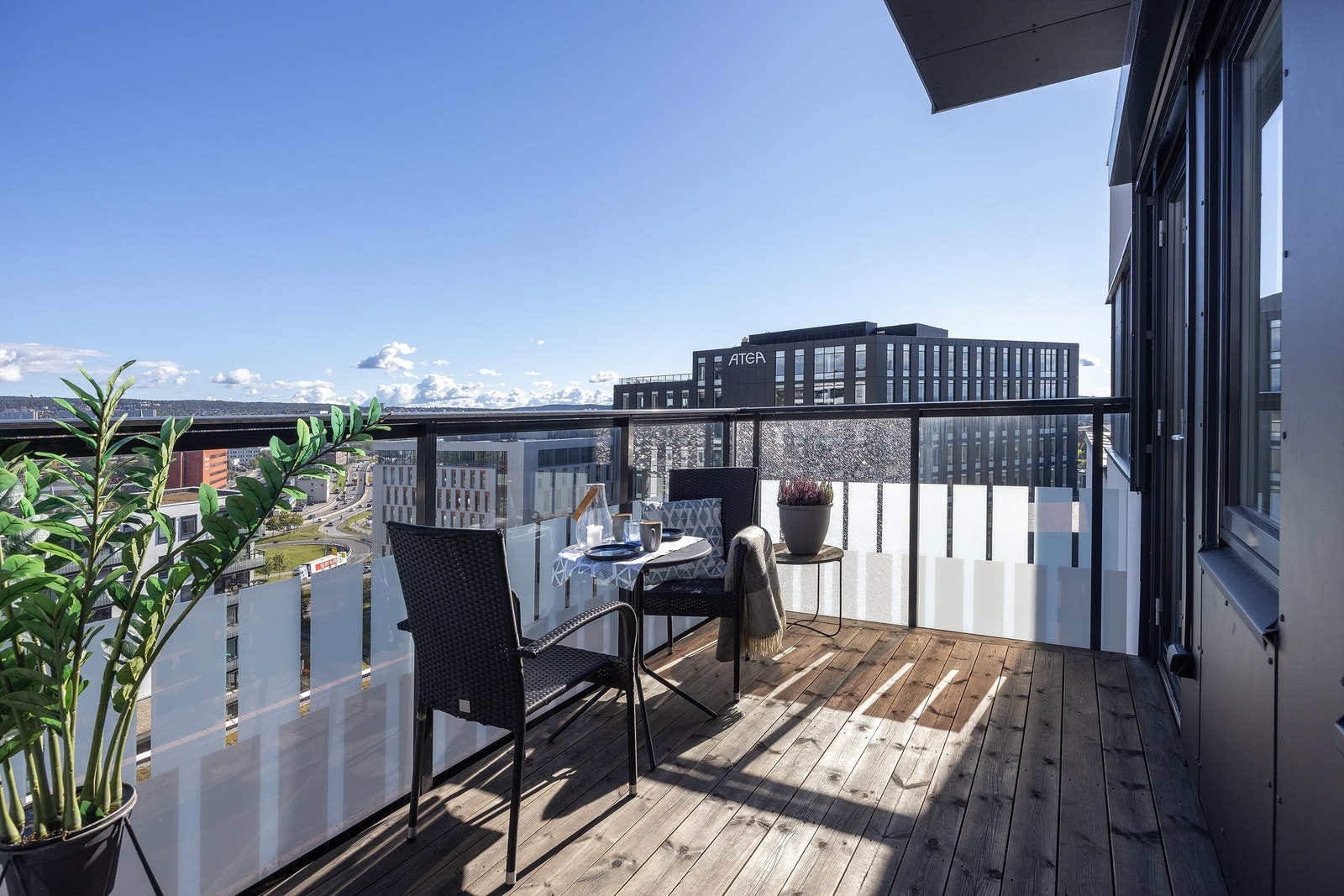 Balkongen strekker seg langs boligen med adkomst fra både stue og soverom. Galleribilde