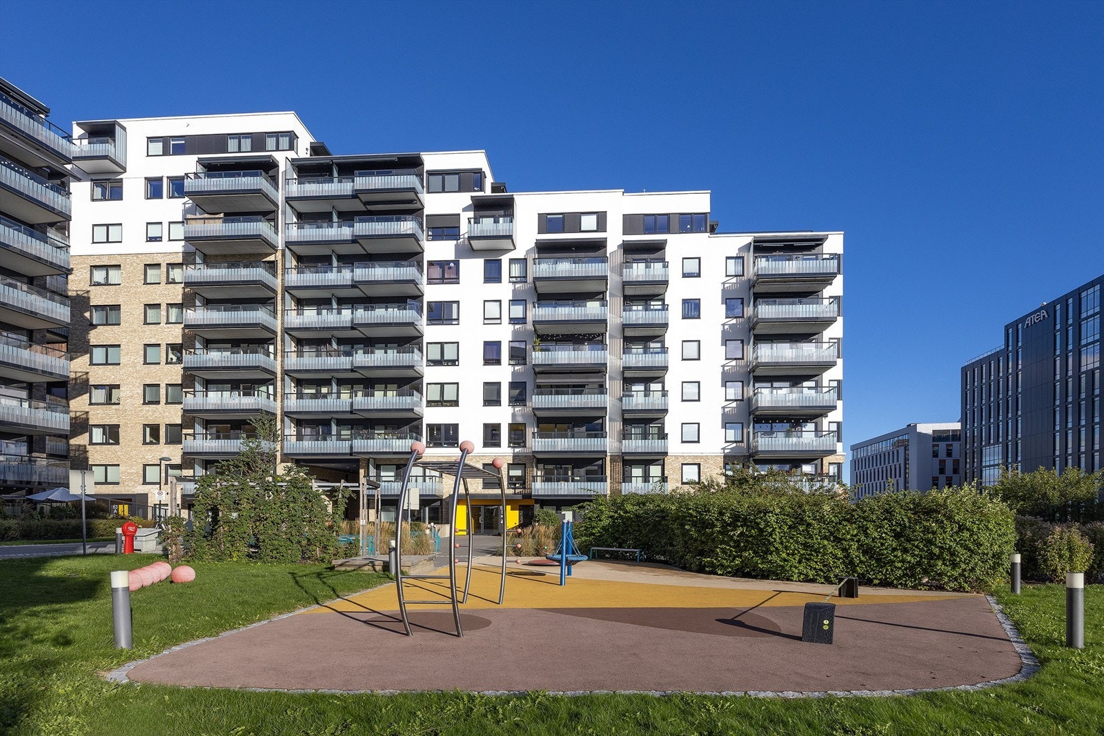 Fellesarealet er pent opparbeidet med lekeplasser, sitteplasser og beplanting. Galleribilde