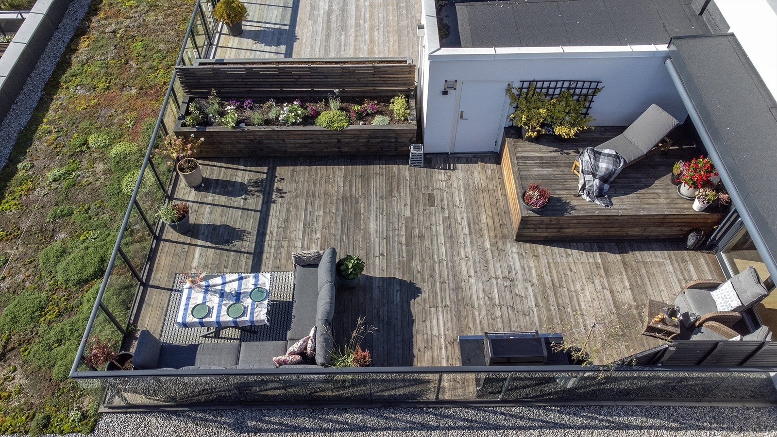 Leiligheten har to herlige og solrike uteplasser- en takterrasse og en balkong. Takterrassen er på hele 45 m² med god plass til å dele inn i soner. Galleribilde