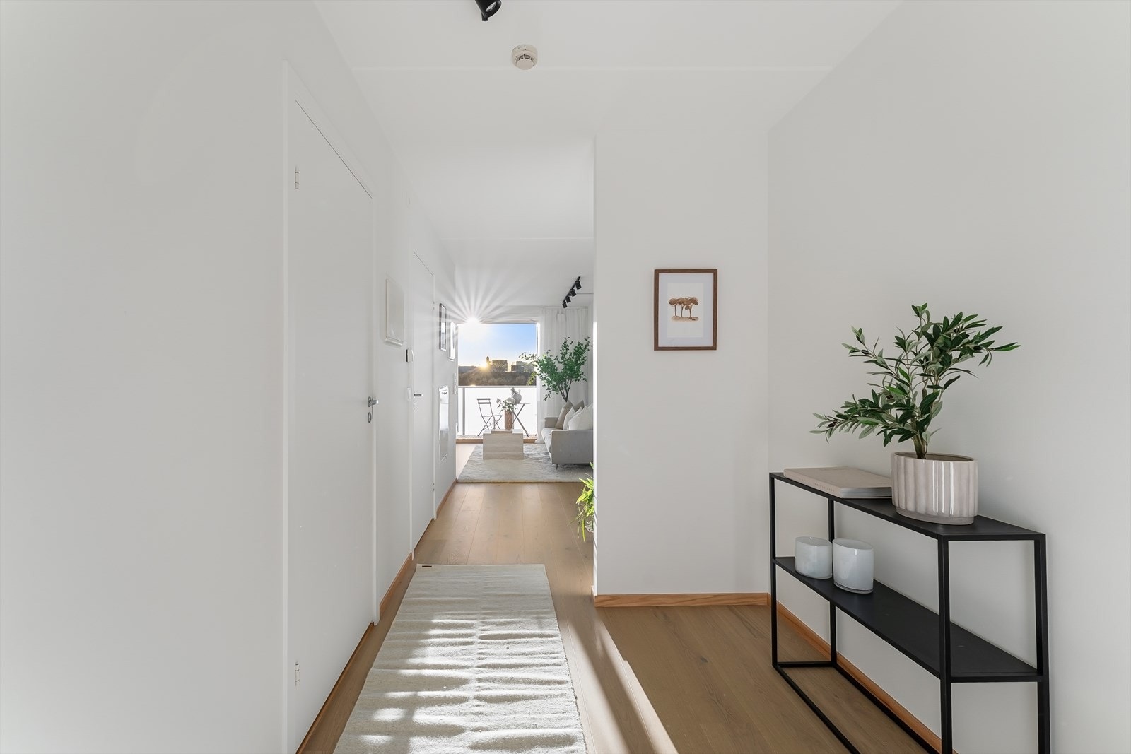 Lys og luftig entré/gang med plass til oppbevaringsløsninger for yttertøy og sko. Galleribilde