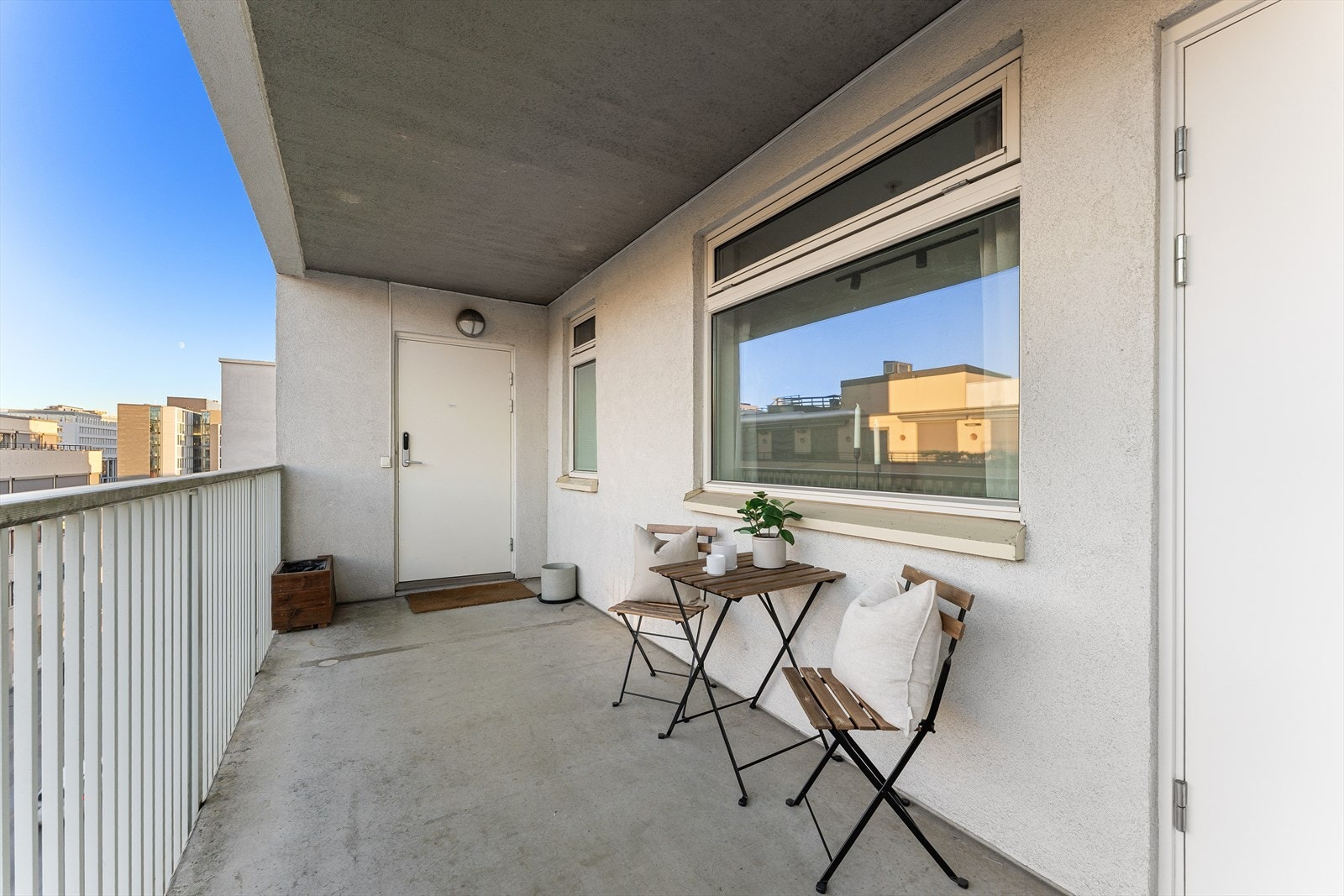 Adkomst til leiligheten via svalgang. Galleribilde