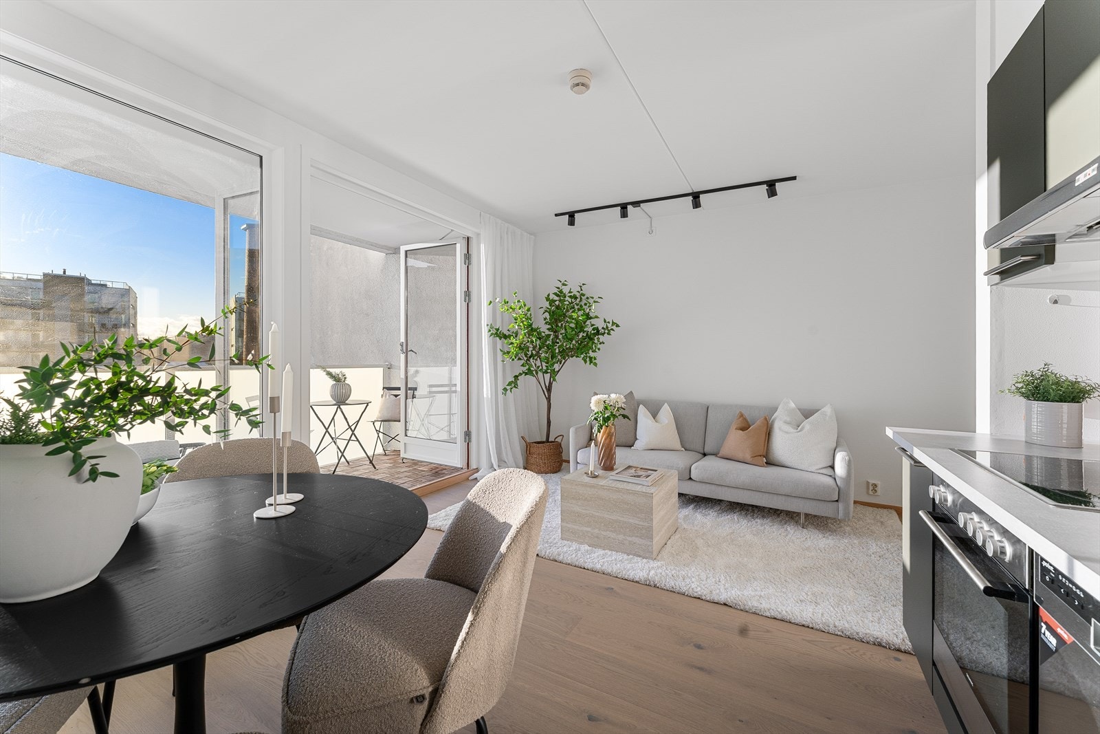 Stue og kjøkken i åpen løsning gir en sosial og god atmosfære. Galleribilde