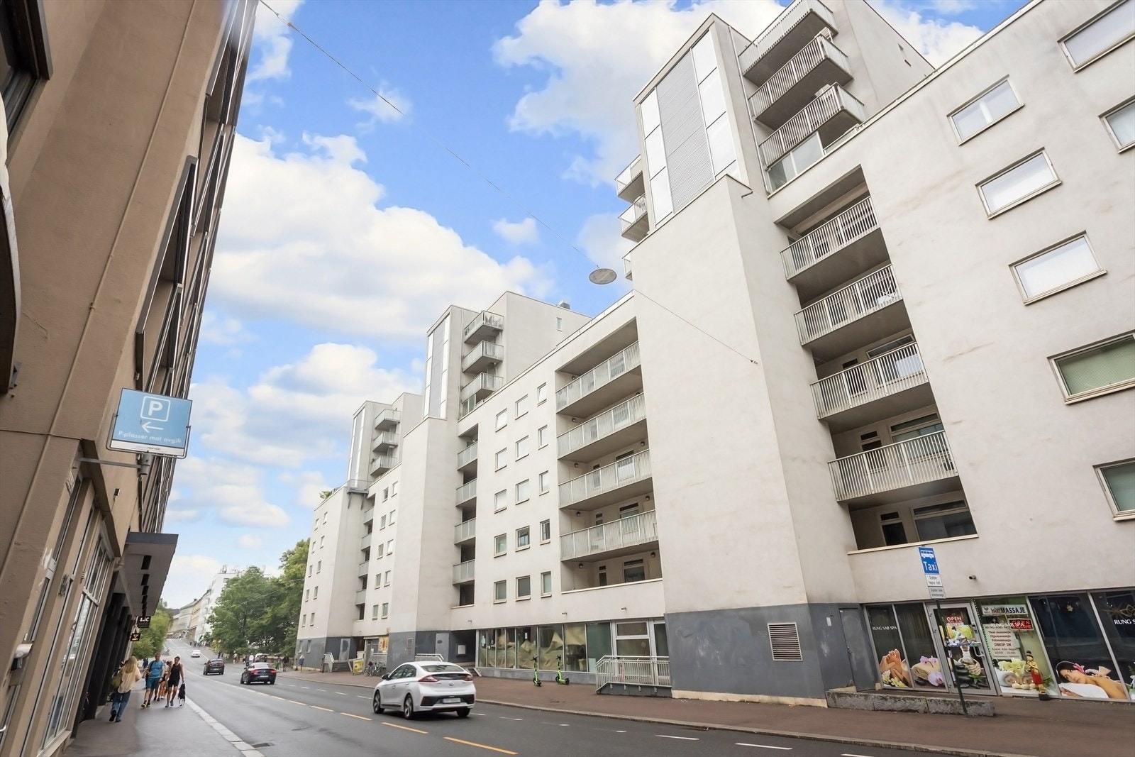 Leiligheten ligger like ved Kiellands Hus med en stor Coop Mega, Vinmonopolet, apotek, Nille, Cutters frisør, skredder, blomsterbutikk m.m. Her har du alt du trenger til hverdagen. Galleribilde