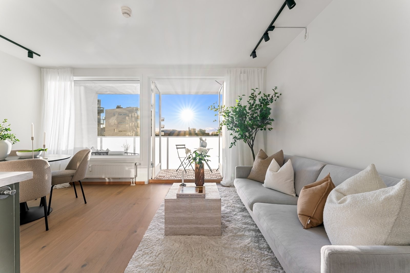 De store vindusflatene gir mye lys og en god atmosfære i leiligheten. Galleribilde