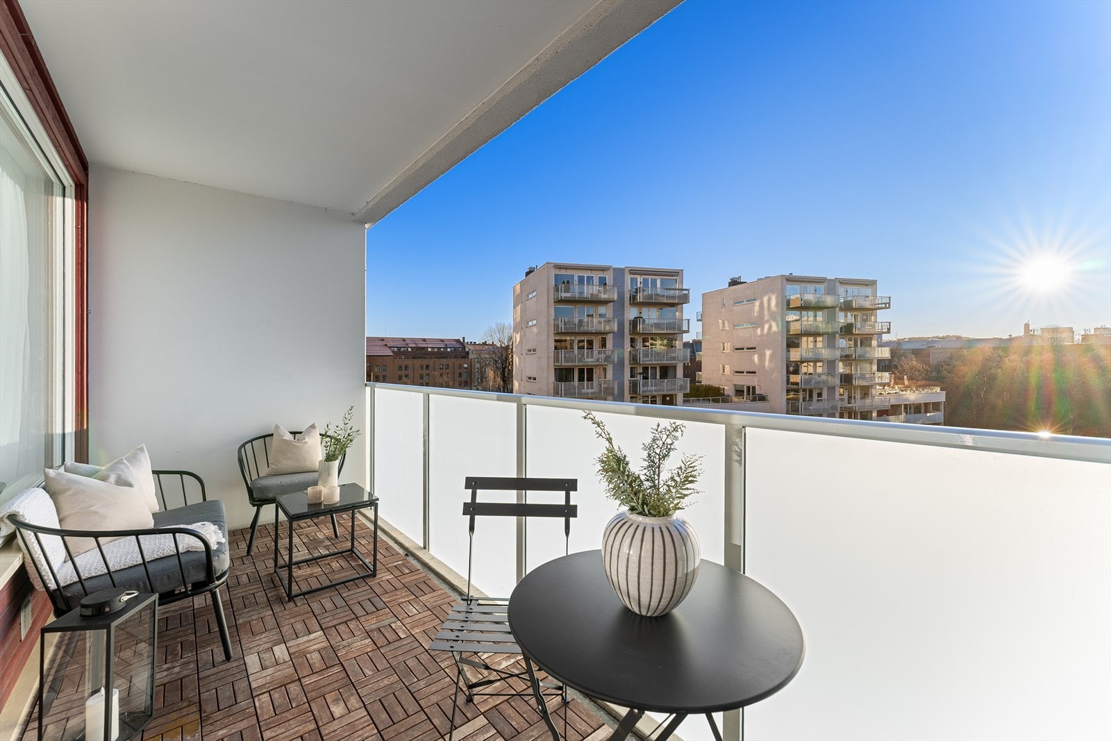 En lekker og moderne 2-roms i 8. etasje med solrik balkong, heis og utsikt. Galleribilde