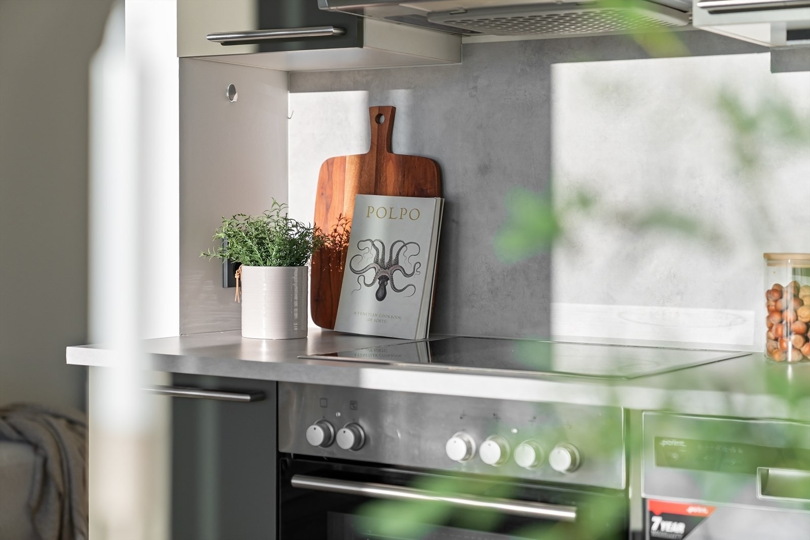 Opplegg for oppvaskmaskin. Stekeovn og platetopp er integrert i innredningen. Alle hvitevarer medfølger. Galleribilde