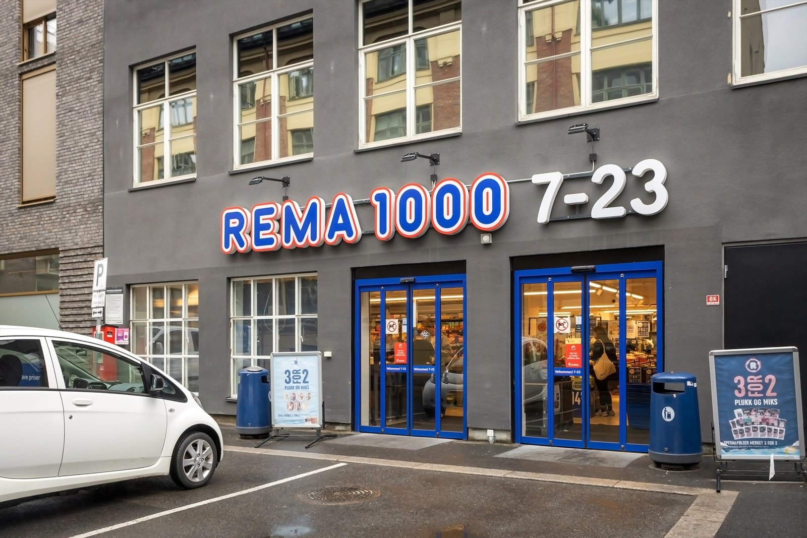 For dagligvarehandelen har du Rema 1000 rett borti gaten, samt Matkroken som har åpen 24/7 hele året. Galleribilde