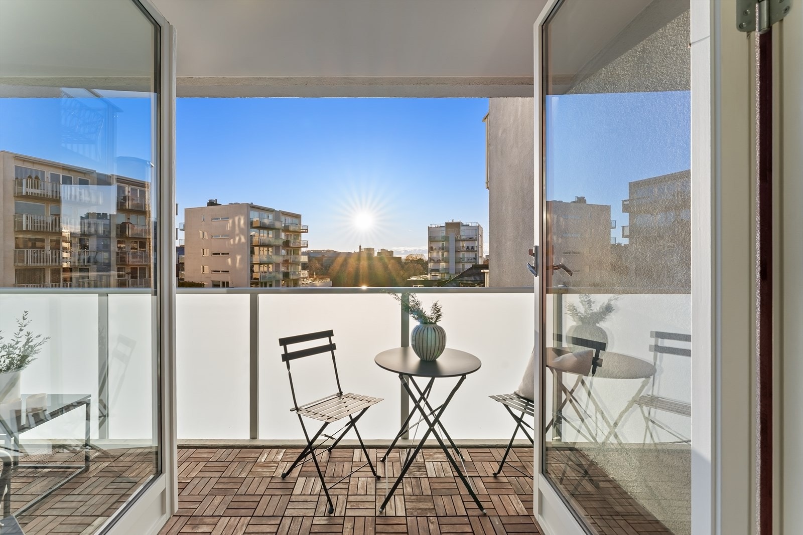 Balkongen er på hele 8 kvm og har god plass til sittegruppe. Galleribilde