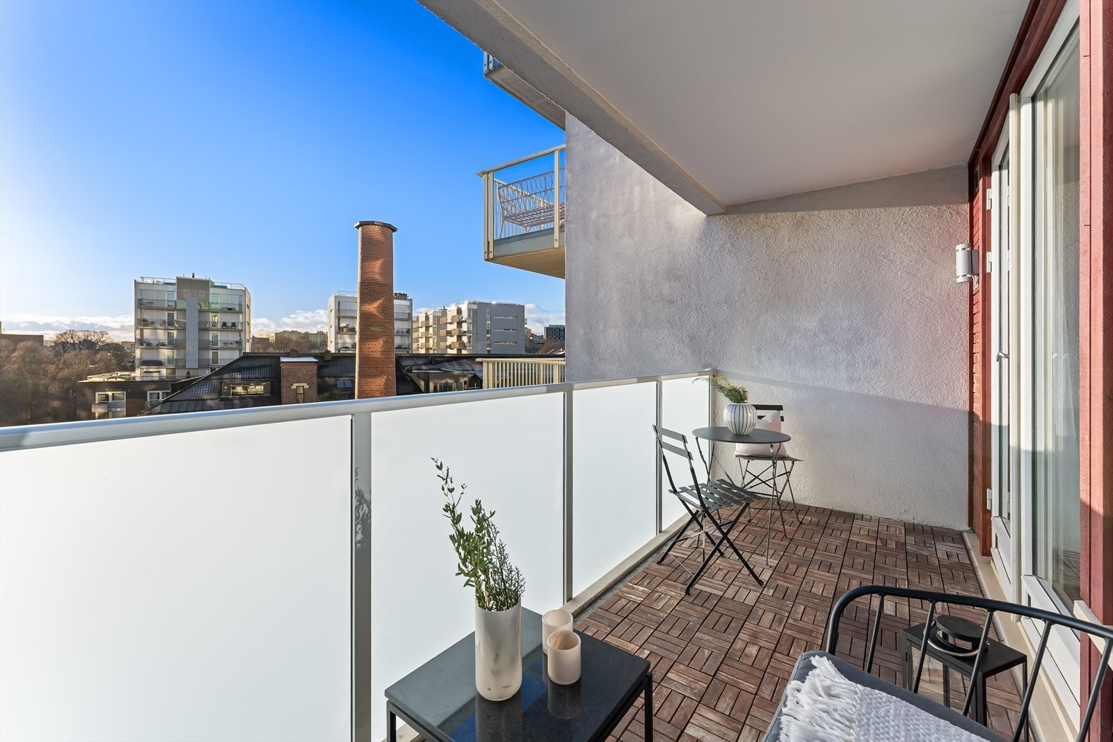 Fra balkongen har du flott utsikt over nærområdet. Galleribilde