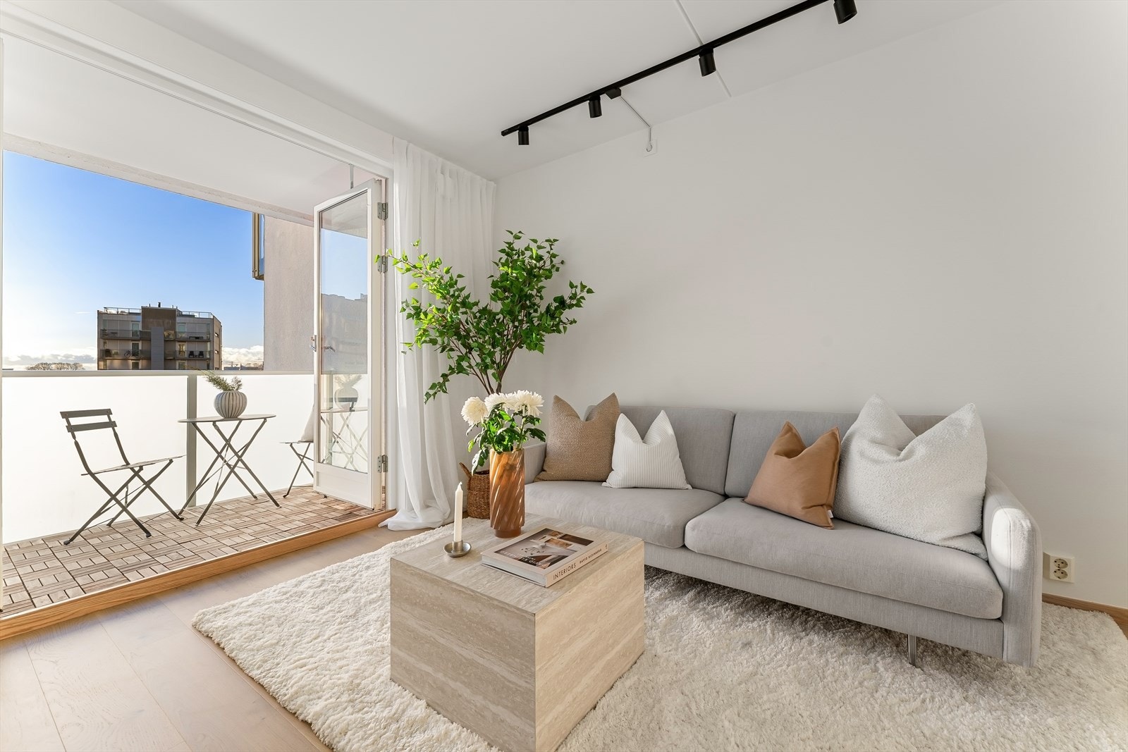 Leiligheten er malt i delikate fargevalg i 2025 og fikk også ny parkett på gulv. Galleribilde