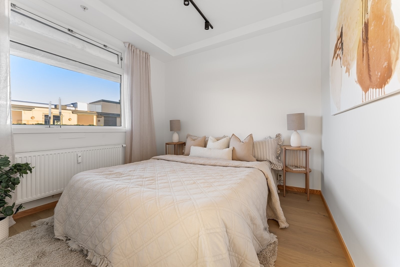 Lyst og luftig soverom med god plass til dobbeltseng. Galleribilde