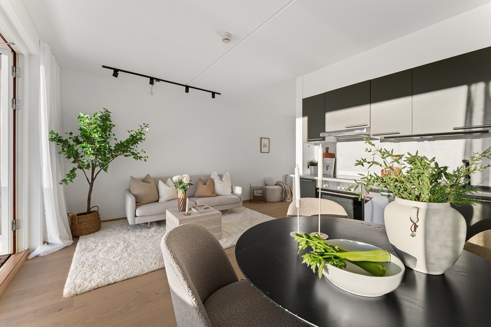 Stuen har god plass til sofagruppe og spisebord. Galleribilde