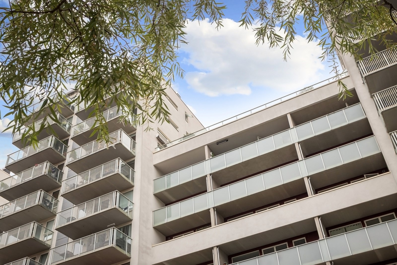 Leiligheten ligger høyt og fritt i byggets 8. etasje og har enkel adkomst med heis. Galleribilde