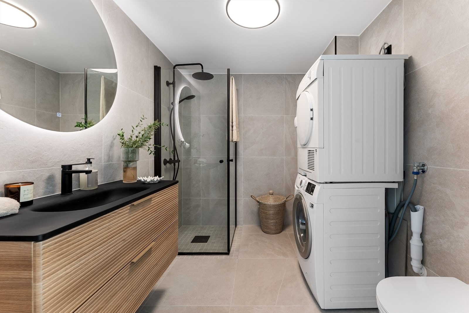 Badet har opplegg for vaskemaskin og tørketrommel. Disse medfølger salget. Galleribilde