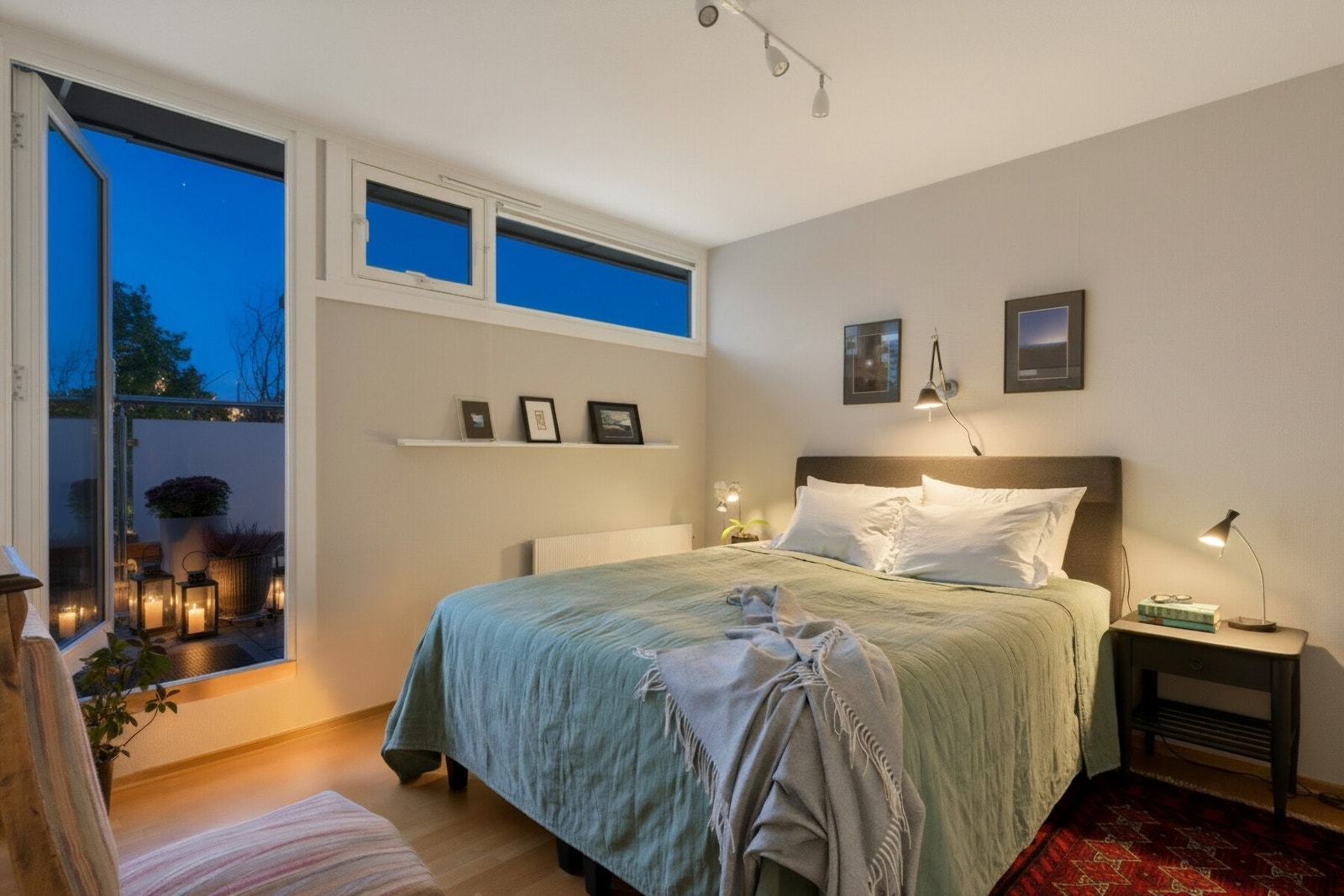 Privat takterrasse på 53 kvm som omkranser leiligheten med utgang fra både stue og soverom. Galleribilde