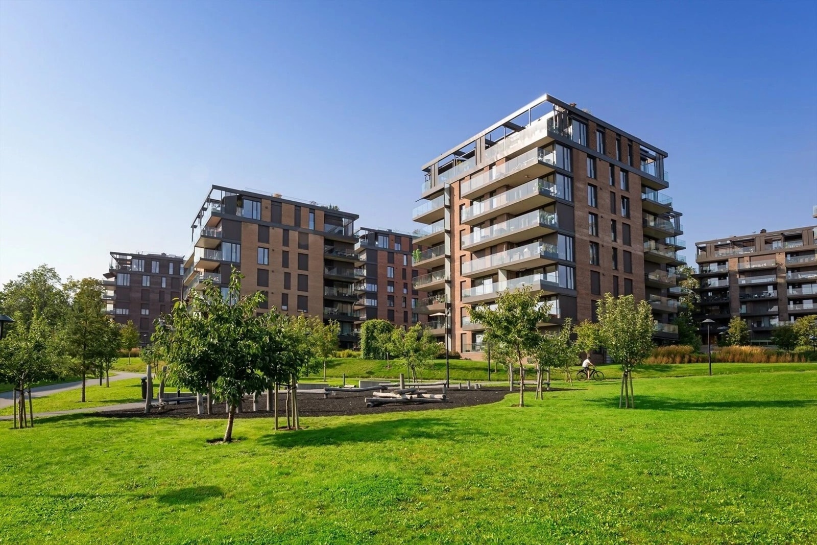 Sameiet har pent opparbeidet fellesarealer med lekeapparater og sittebenker Galleribilde