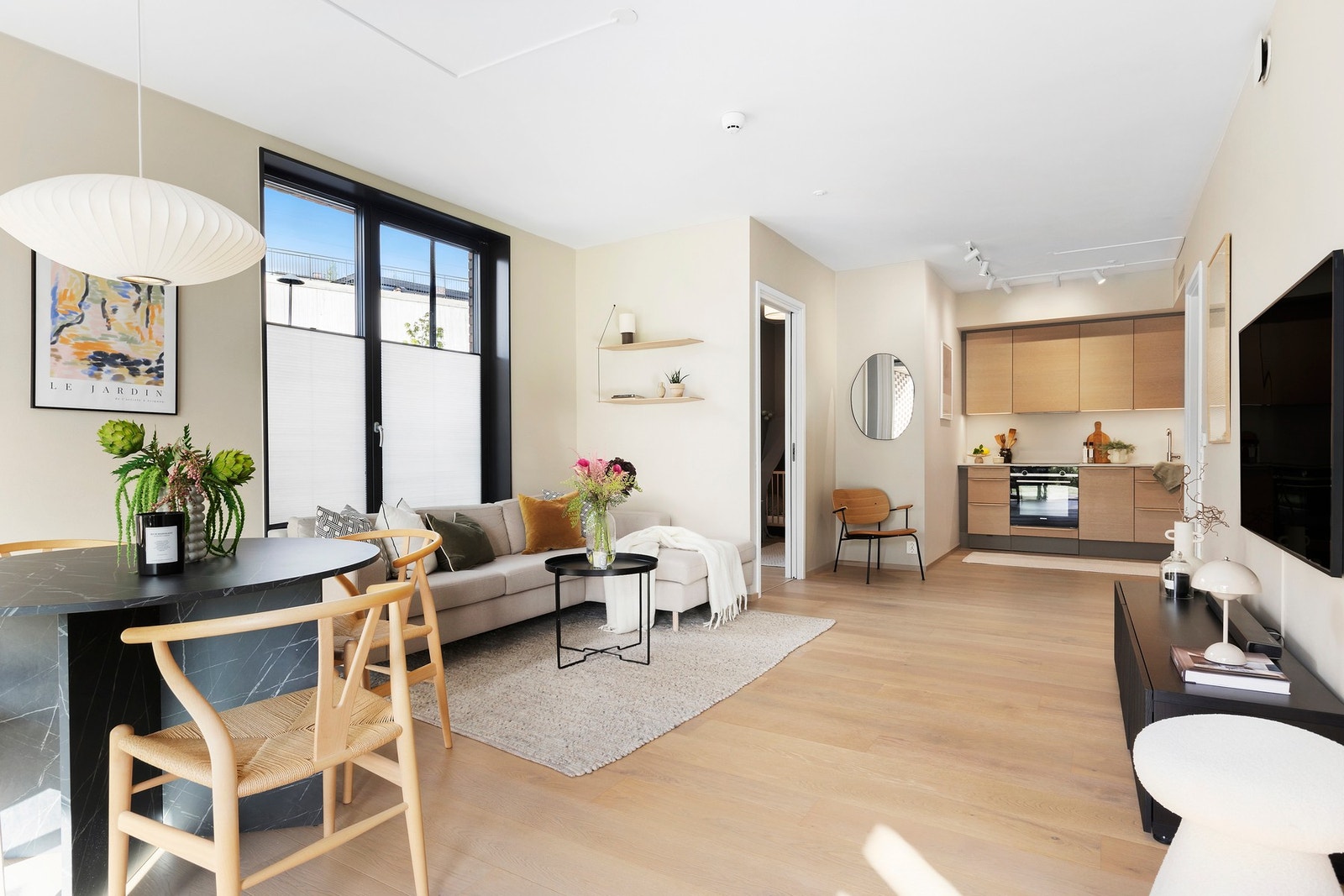 Kjøkkenet ligger i en åpen løsning mot stuen noe som skaper et åpent og sosialt oppholdsrom Galleribilde