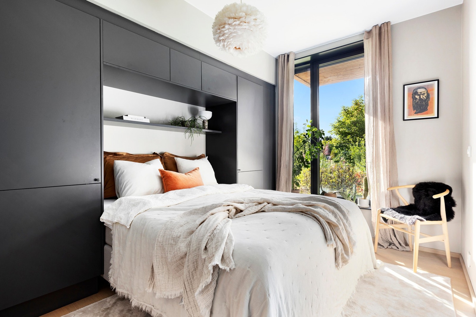 Hovedsoverommet har en praktisk og plassbygd garderobeløsning med plass til stor seng Galleribilde