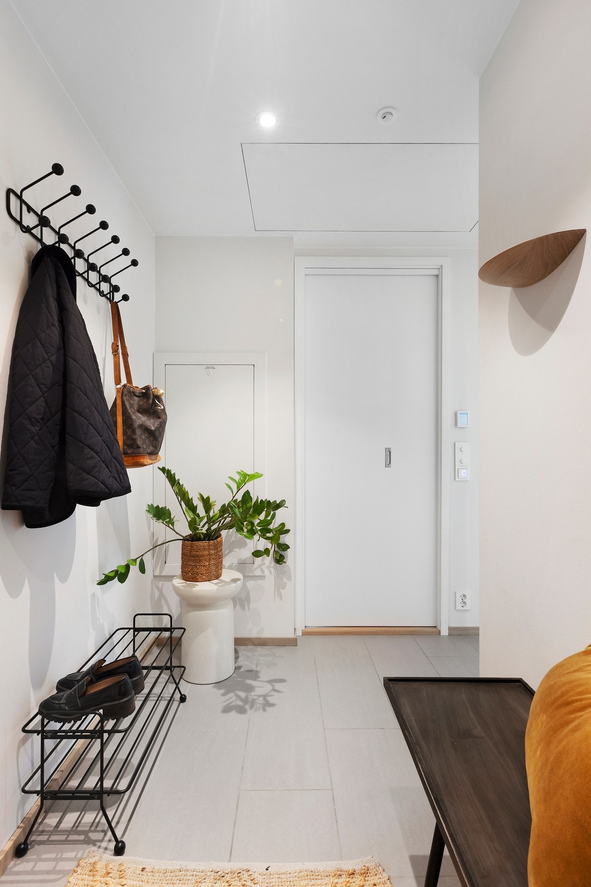 Entréen har god plass til oppbevaring av yttertøy og sko Galleribilde