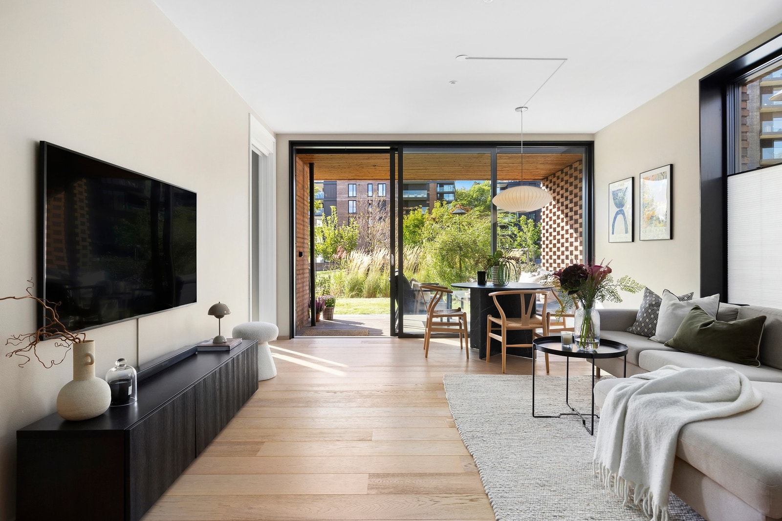 Leiligheten har en gjennomgående moderne standard og de store vindusflatene sørger for rikelig med naturlig lysinnslipp Galleribilde