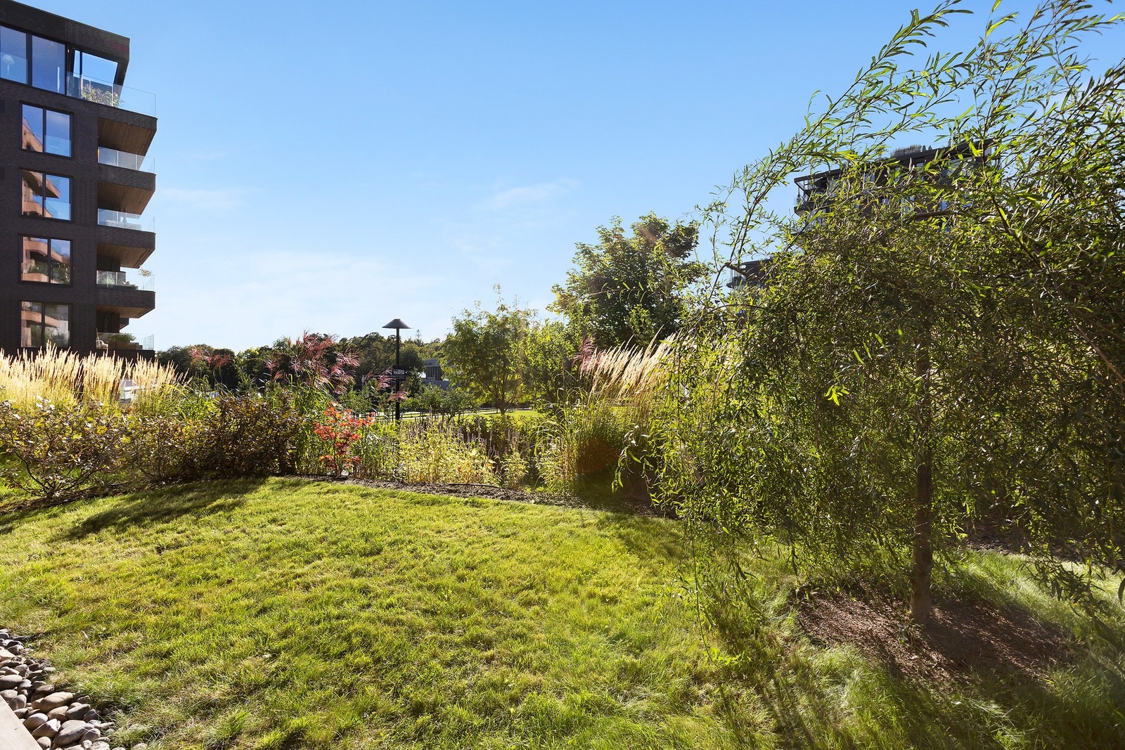 Fra terrassen har du adkomst til en egen privat hage. Hageflekken er tegnet inn på seksjoneringen som en del av leiligheten Galleribilde