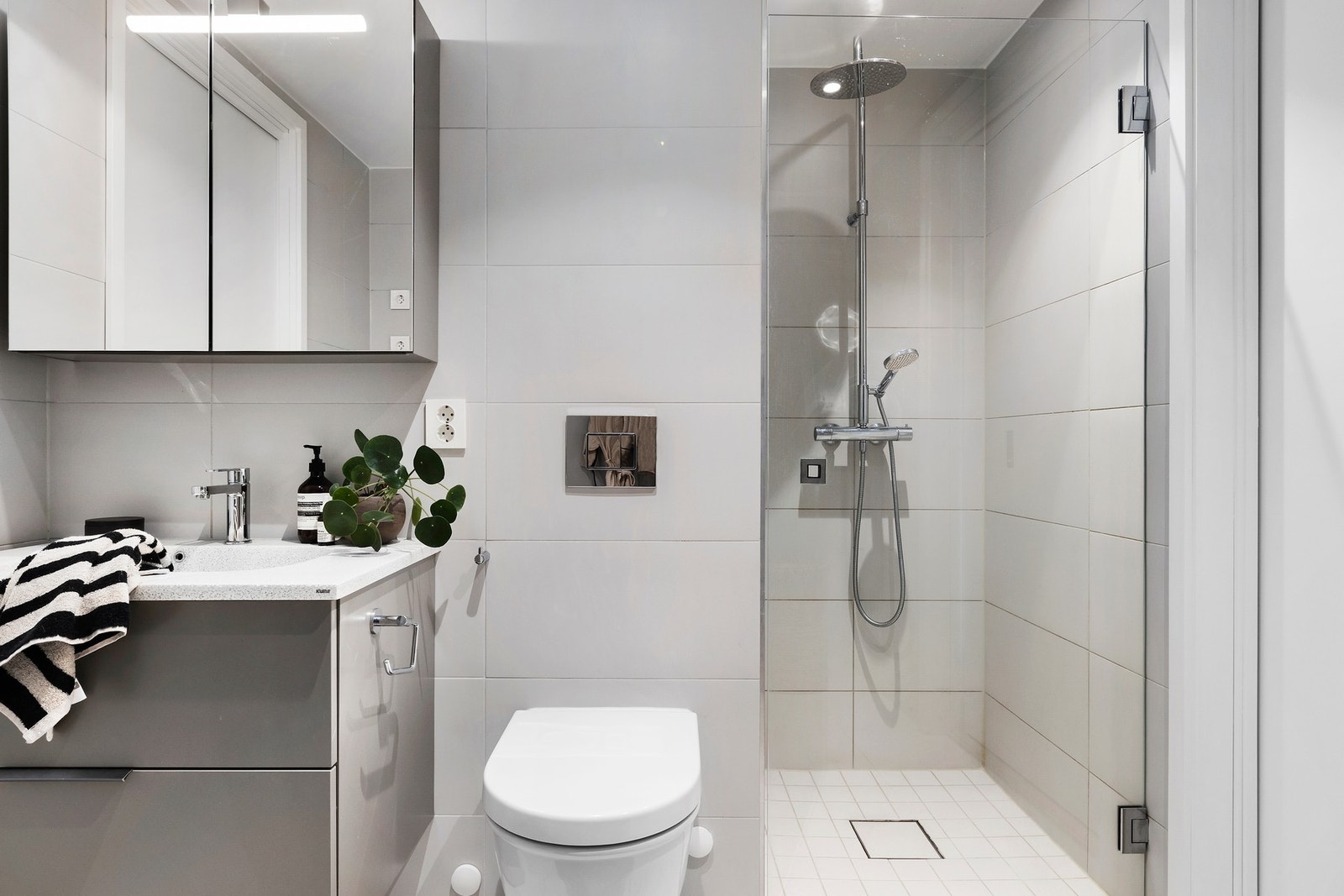 Moderne innredning som står i stil med resten av leiligheten Galleribilde