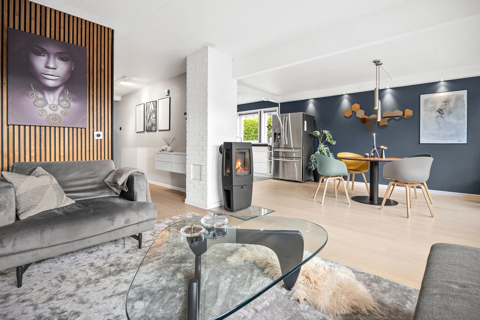 Frittstående peisovn med glassplate på gulv - Pent plassert i midten av rommet Galleribilde