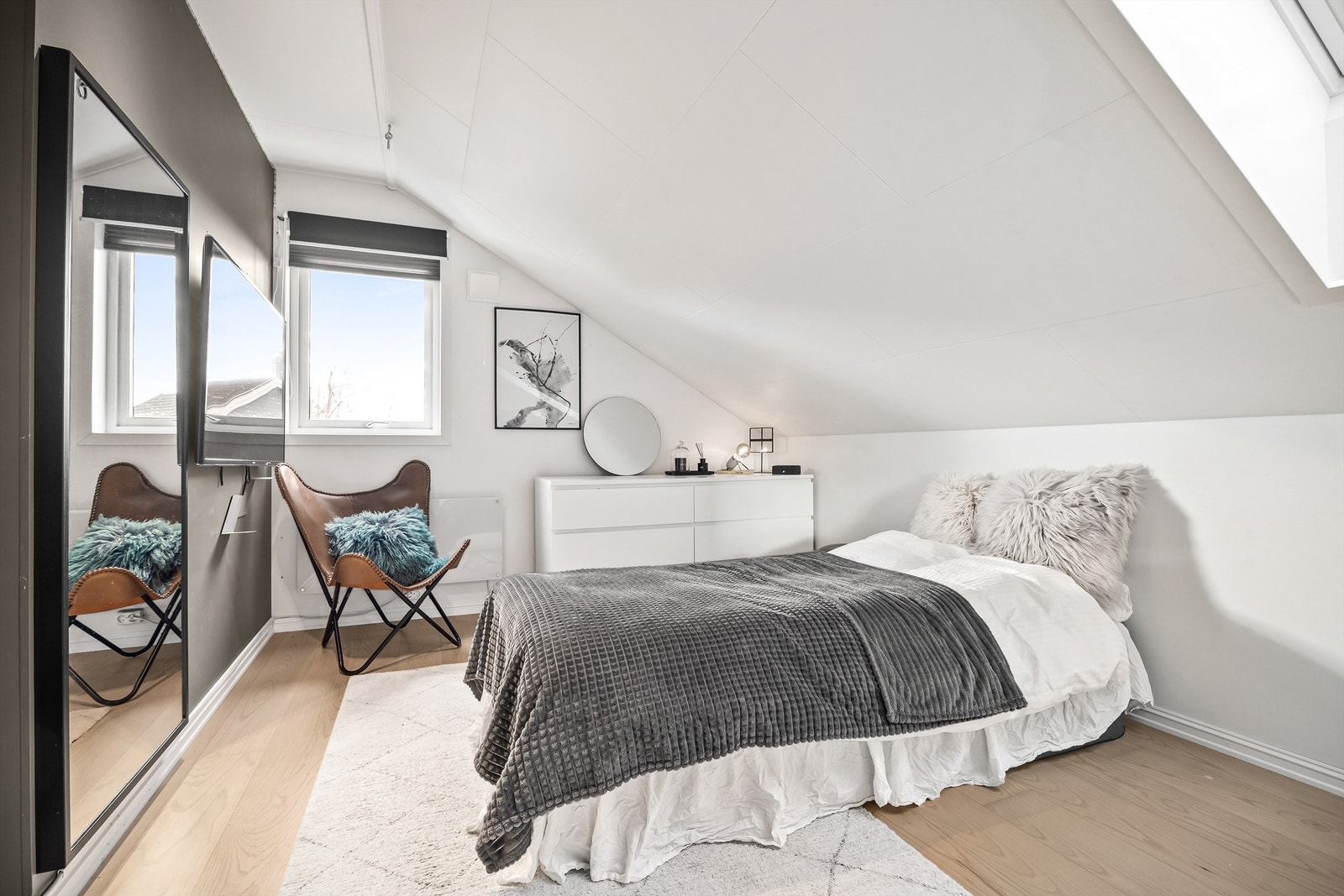 Soverom 1 med parkett på gulv, malte vegger og plater i himling Galleribilde